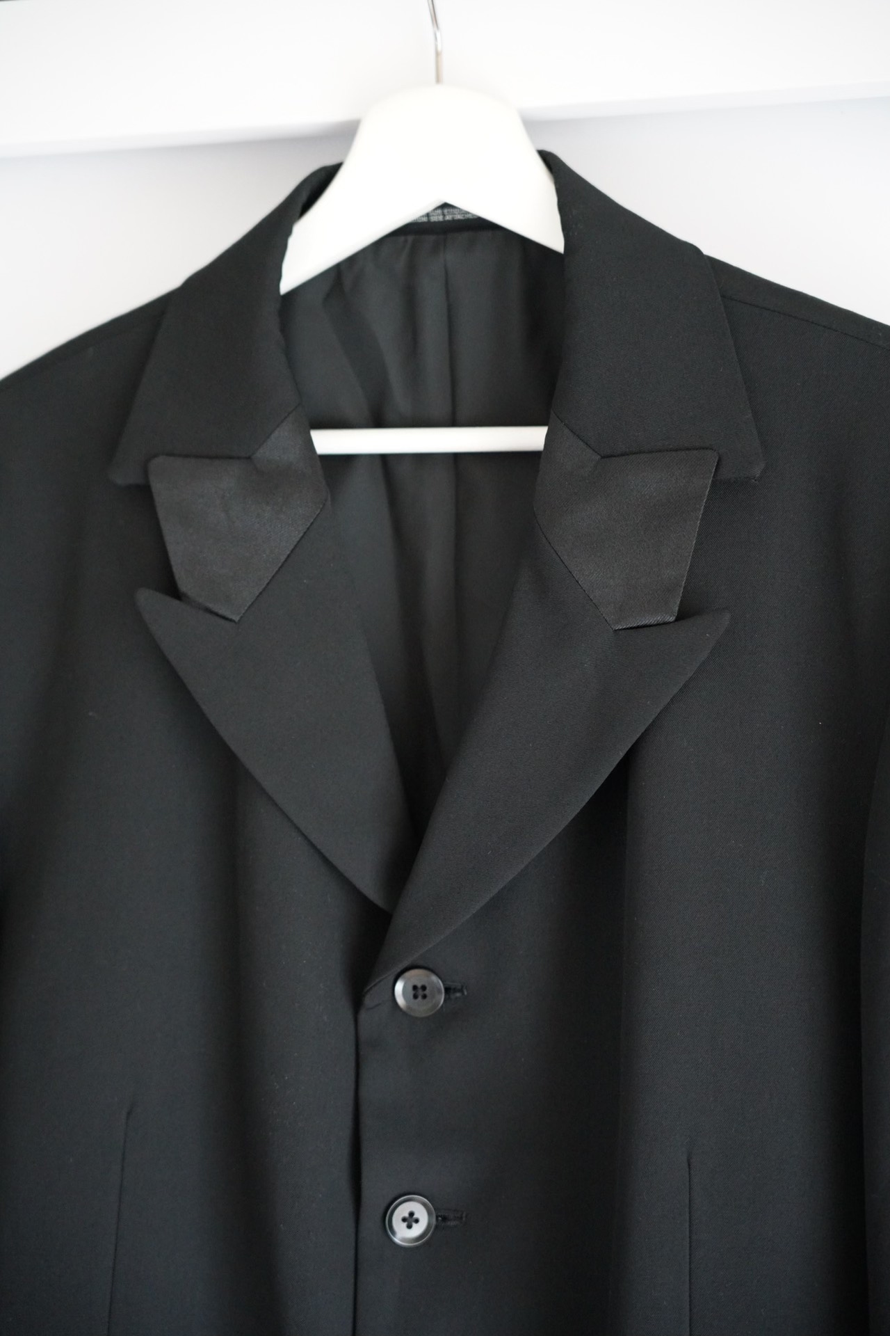 Yohji Yamamoto 01AW Contrast Collar Suit — detail