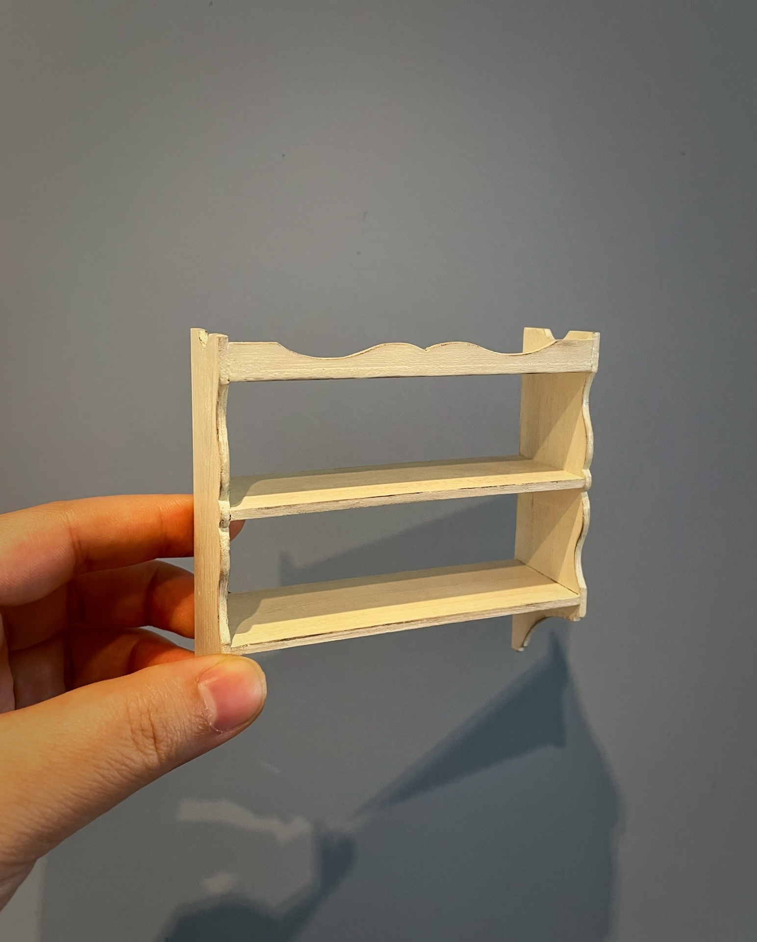 Étagère dans un décor de maison de poupée