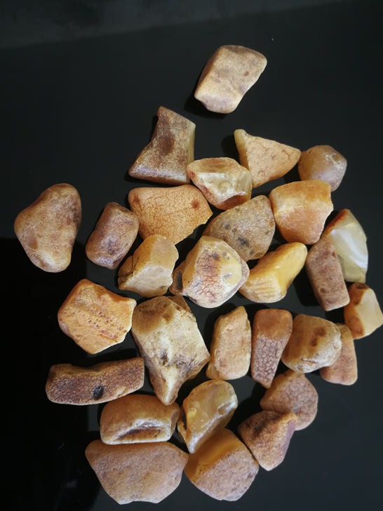 波兰琥珀原石小料2-5规格，颜色黄润，可出戒面，珠子，小雕件