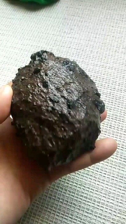 古铜色金属球粒石陨石融壳漂亮形状完美