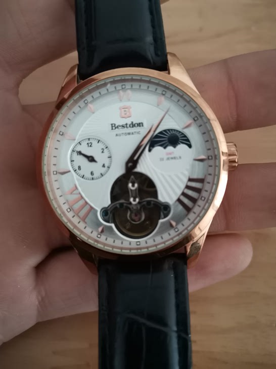 邦顿机械手表，400多买的戴过几次，很新镜面无划痕，还有一