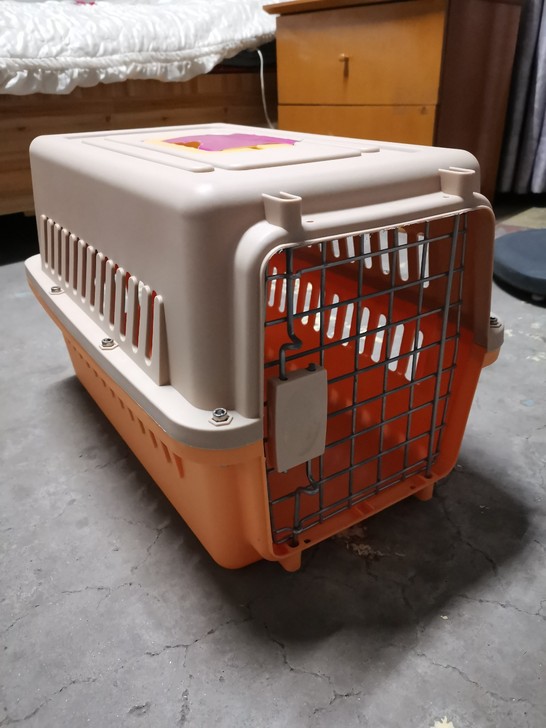 小号航空箱一个，可以装九斤以内宠物，九成新，便宜处理