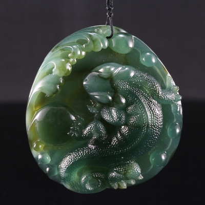 冰糯地三彩翡翠大师雕刻变色龙挂件