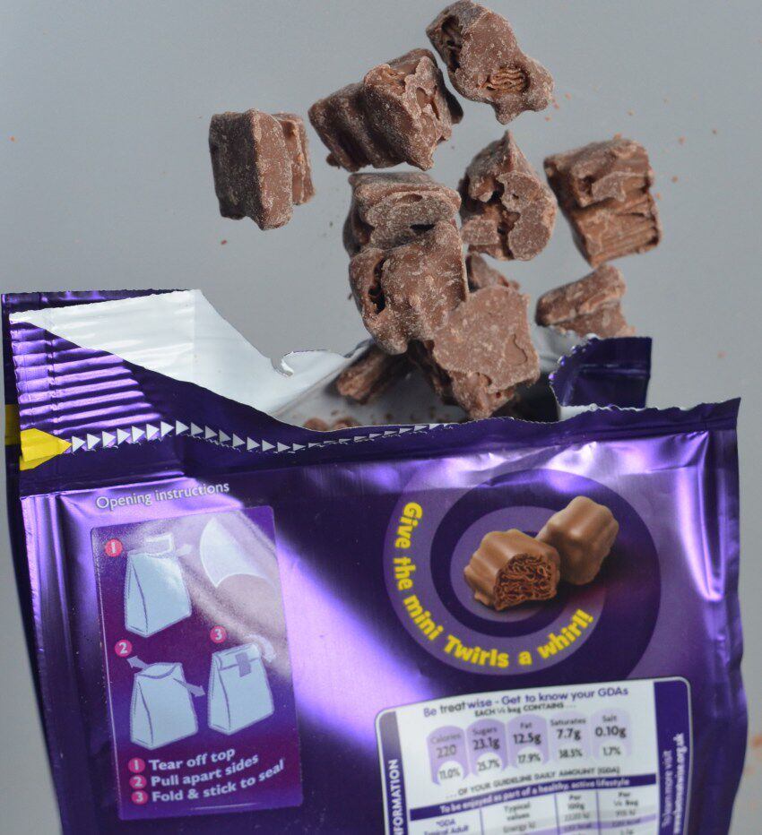 英国百利cadburytwirl牛奶巧克力1袋零食欧洲食品牛奶巧克力