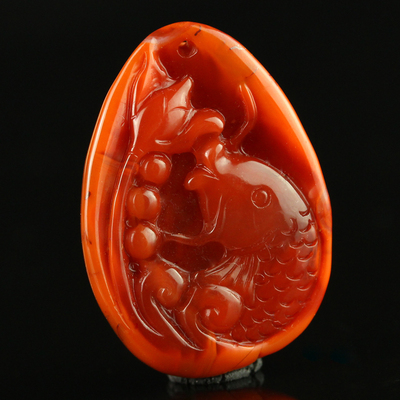 天然南红玛瑙莲花戏鱼吊坠