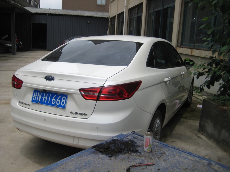 【第一次拍卖】车牌号为桂nh1668的福特牌小型轿车壹辆