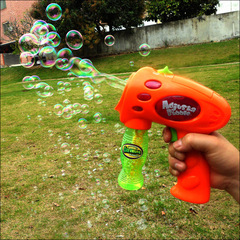 出品欧美 电动泡泡枪好玩耐摔儿童玩具枪七彩泡泡水户外亲子玩具