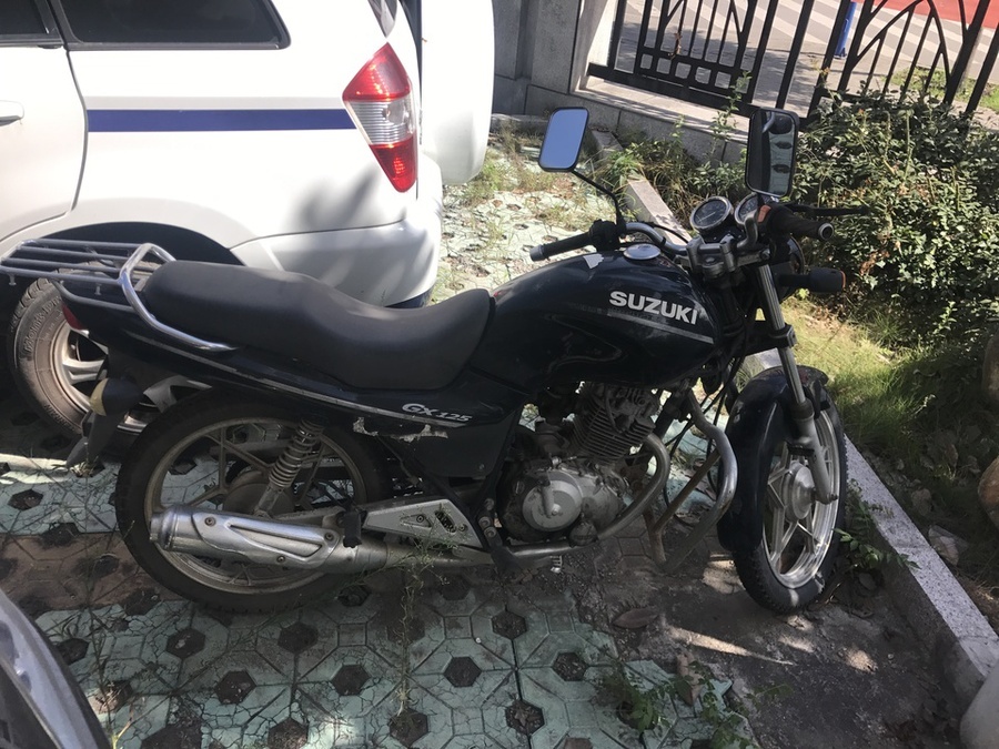 【第一次拍卖】铃木gx125摩托车一辆 不限购不限购