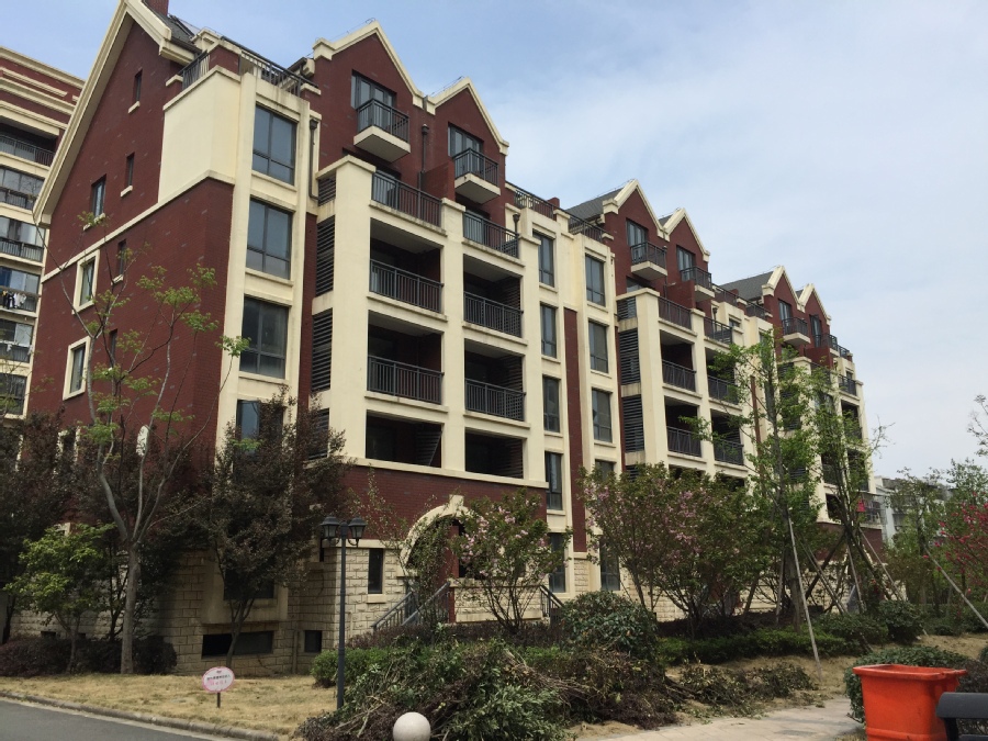 镇海区蛟川街道中官路333号红墅湾5号403室的房产及13号-1-74室的汽车