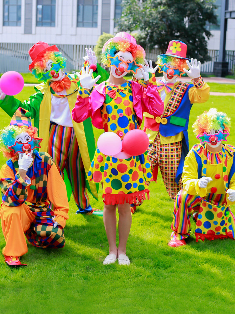 
一套有趣又吸睛的小丑演出服,轻松成为全场焦点