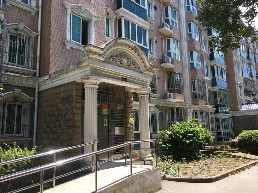 上海市闵行区安宁路379弄33号202室