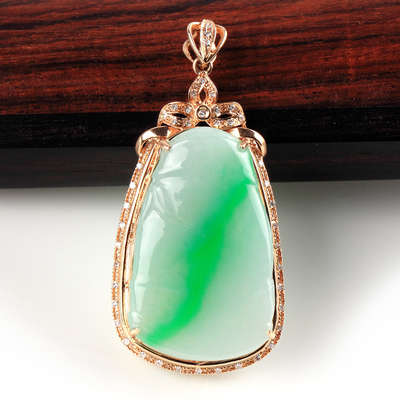 鑫诚珠宝夏季典藏翡翠拍卖会 18k金伴钻豪华镶嵌糯种飘阳绿吊坠 6.