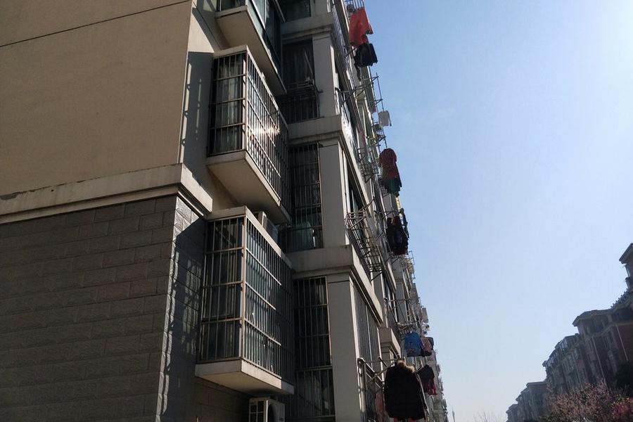 位于兴化市星海花园东区33幢106室(含装修及车库)
