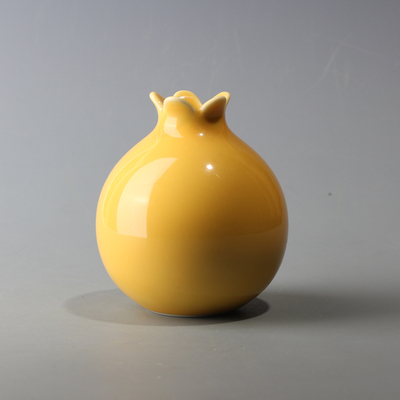 台湾陶瓷大师蔡晓芳 黄釉 石榴瓶 一只