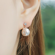 New Korea Korean fashion fresh, delicate and sweet flower rhinestone Pearl Stud Earrings jewelry boutique personality woman