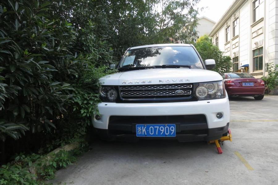 车牌号为浙k07909路虎小型越野客车