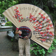 中国风装饰大挂扇 仿古红梅花影视道具古典风格装饰扇子纸面折扇