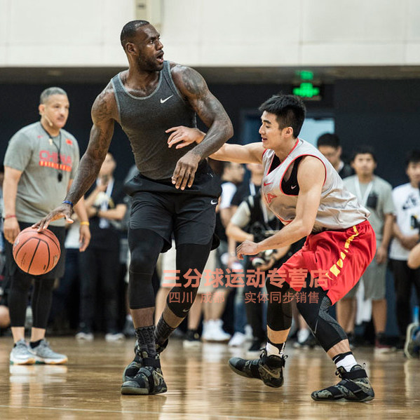 NIKE LEBRON LBJ 战士10 詹姆斯迷彩篮球鞋 开箱（附真人兽）