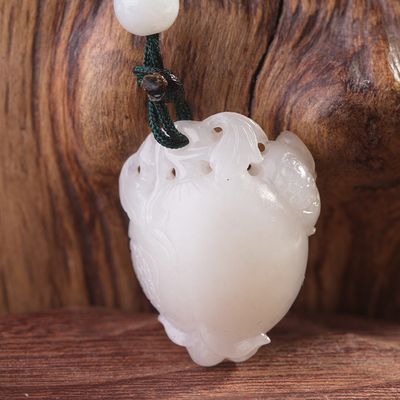 和田玉白玉籽料石榴挂件 11.06g 7809