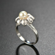 Is 925 Silver Thai fashion silver Pearl flower ring women in Europe and America elegant index finger ring jewelry new