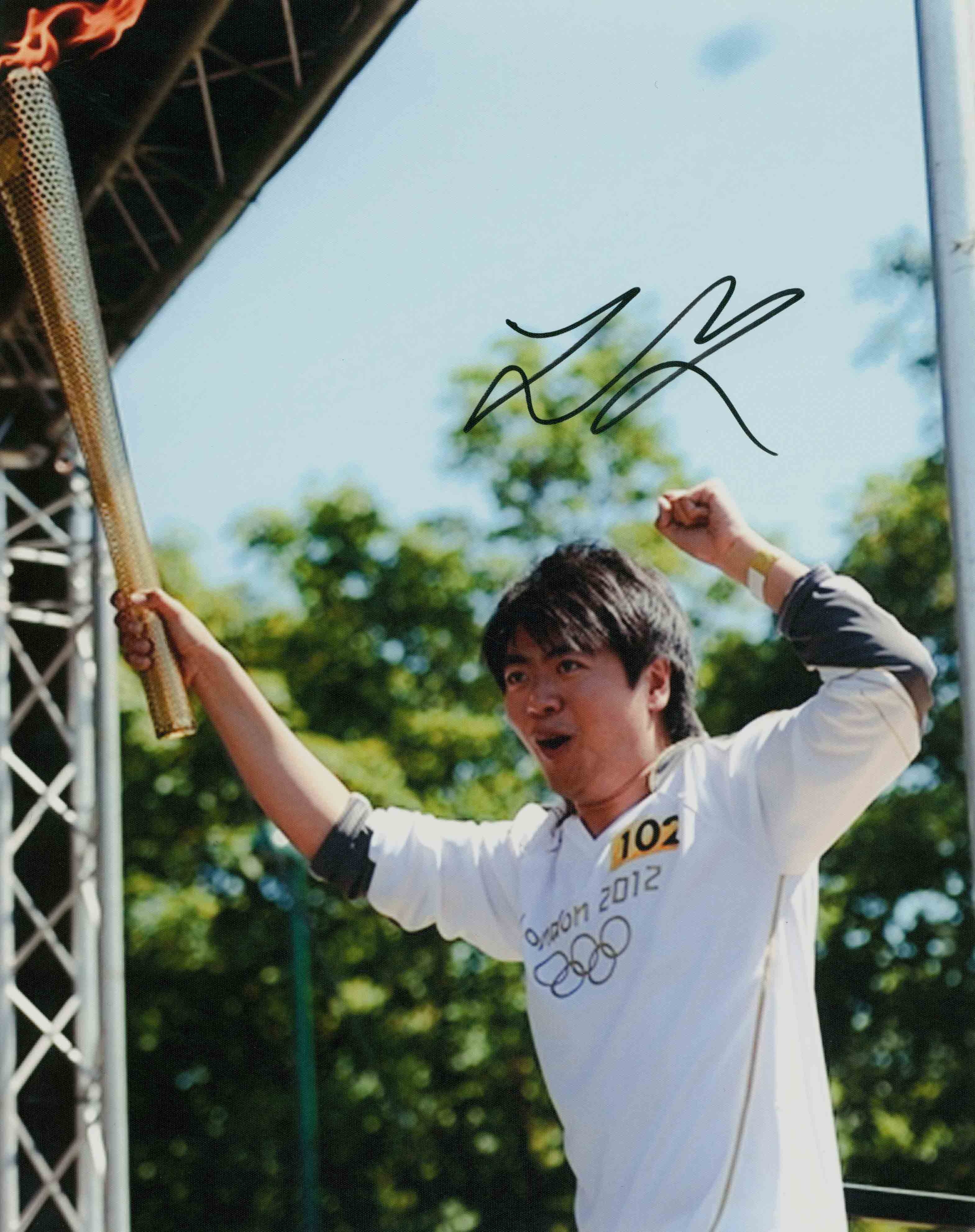 伦敦奥运火炬手及著名钢琴家郎朗签名照 3861