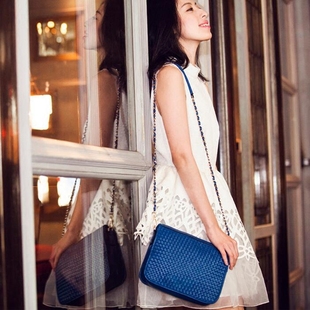 巴寶莉的全球品牌 歌莉婭2020新款歐美時尚單肩包羊皮編織鏈條小方包品牌斜挎包女包 巴寶莉的皮包
