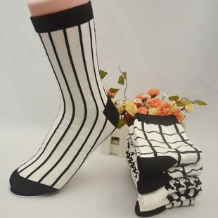 千鸟格复古怀旧黑白条纹袜子纯棉女士短袜日韩原宿秋冬中筒女人袜