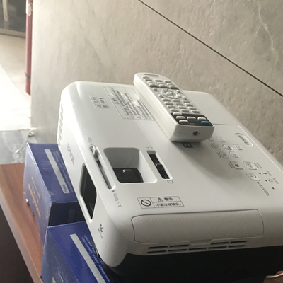 爱普生cb-s05e办公家用两用投影仪怎么样?白天清晰吗?