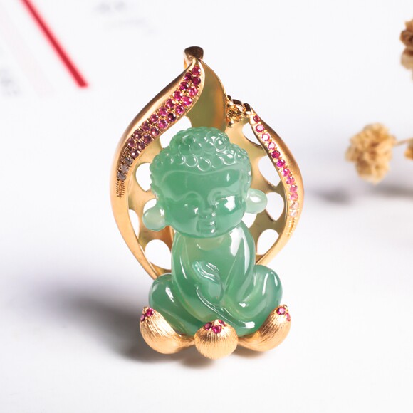 [源头好货-四会]翡翠a货18k镶嵌伴钻红宝石满绿宝宝佛吊坠6.14g