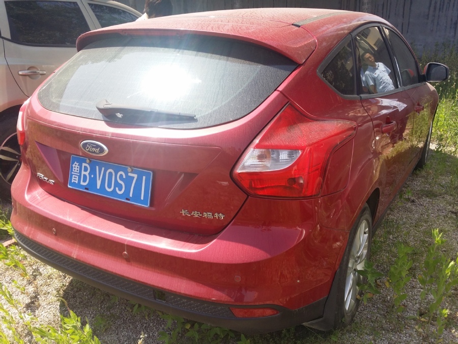 【第一次拍卖】车牌号为鲁bvos71的红色福特福克斯轿车一辆