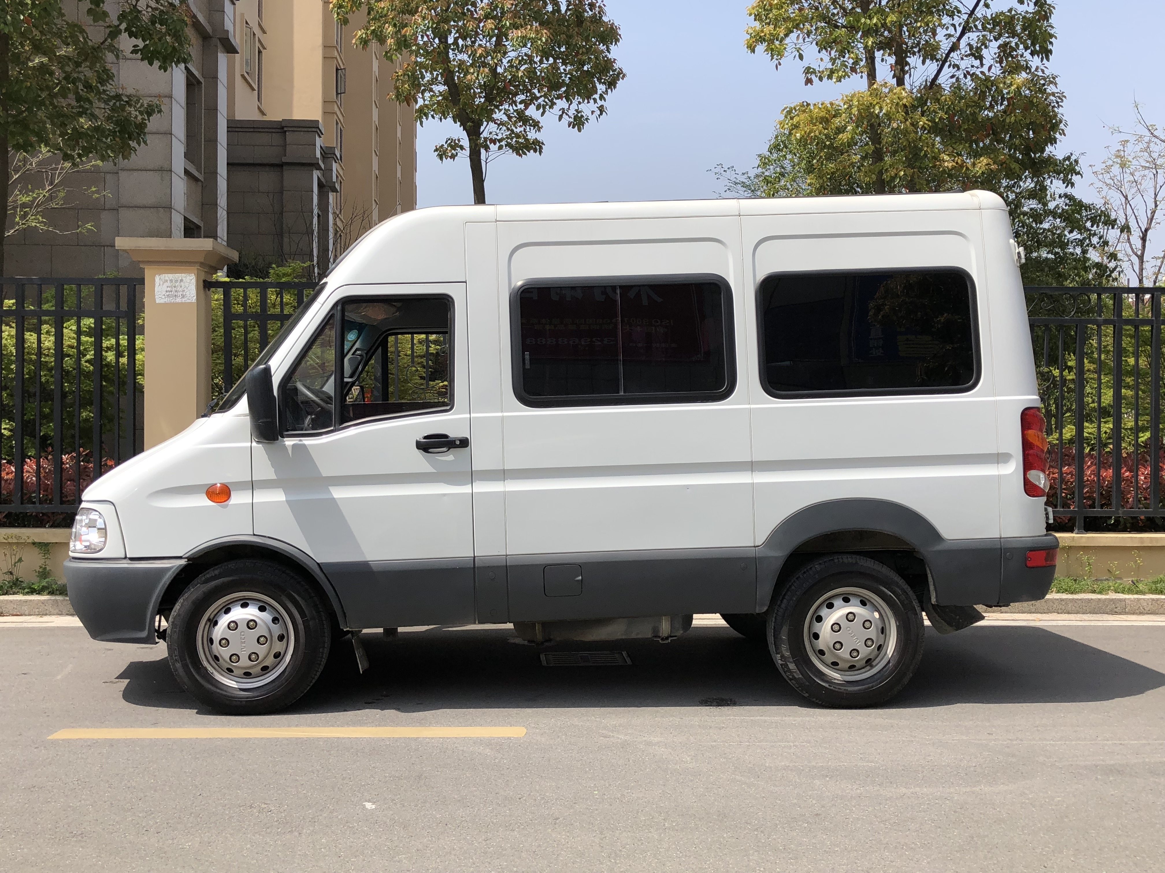 依维柯2017款 power daily 2.5t经典a32客车中顶6-7座 百优卡台州