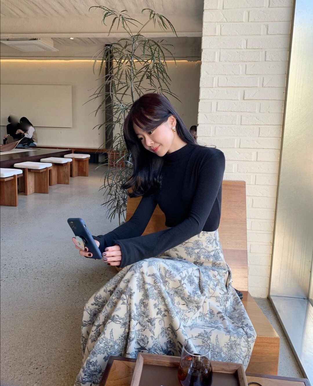 简约百搭上衣+复古高腰半身裙