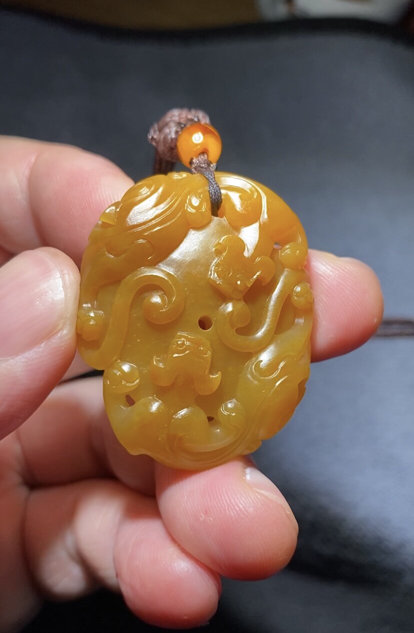 美玉良缘 和田黄玉籽料 黄沁挂件 苏工龙挂件 籽玉螭龙璧挂坠