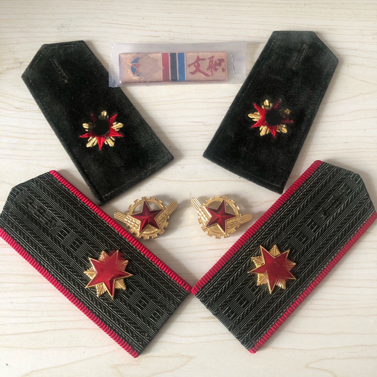 军用领花_上世纪老式原品文职肩章软硬胸牌领花成套收藏品纪念缅怀