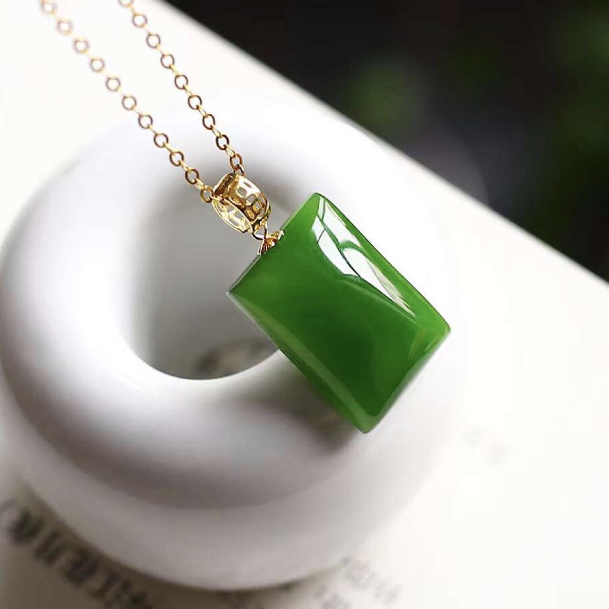 18k金镶嵌天然和田碧玉平安无事牌吊坠女款方牌锁骨链项链老料绿