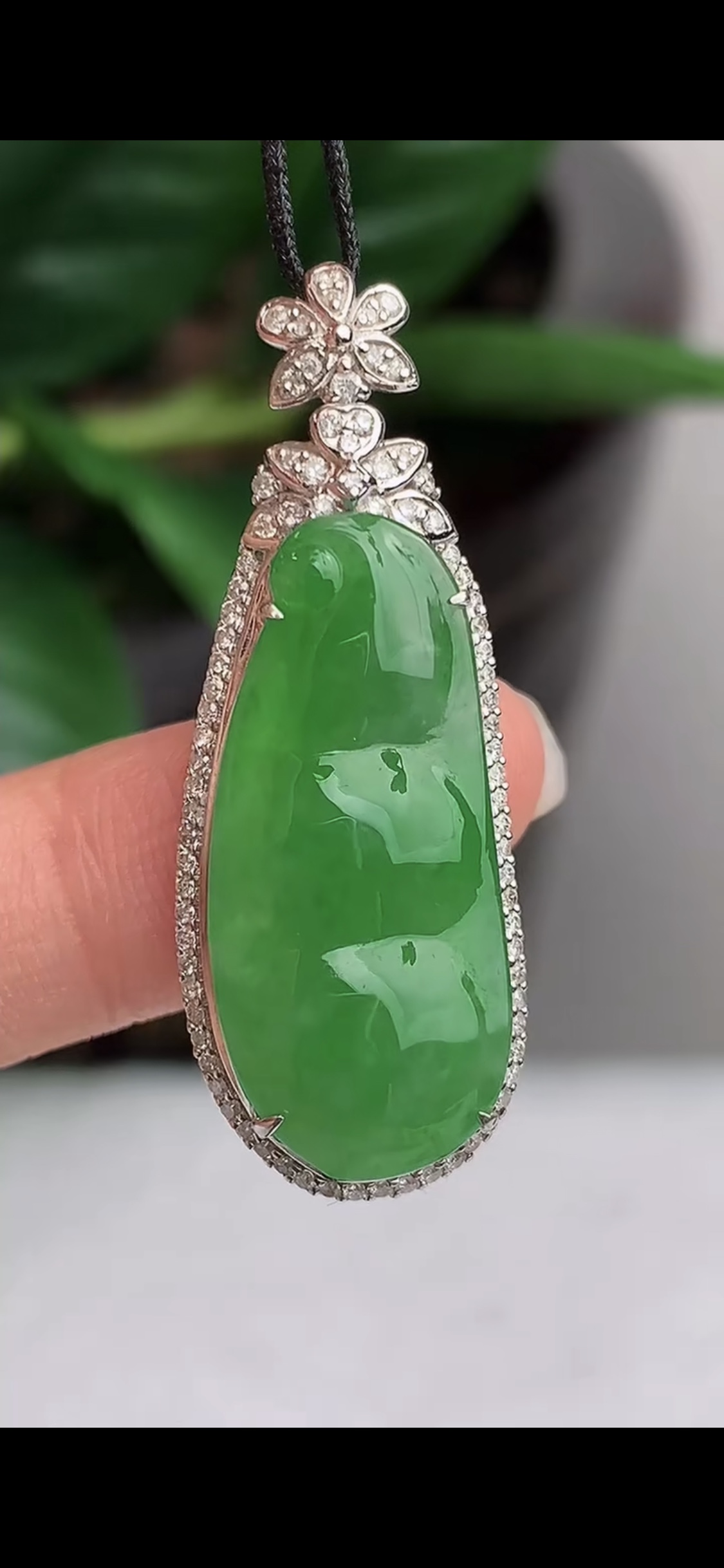 天然a货翡翠18k金豪华伴钻镶嵌满阳绿福豆吊坠缅甸老坑玉石珠宝