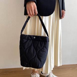 韩国尼龙帆布包手提水桶包女小众设计菱格大容量单肩包菜篮子包潮