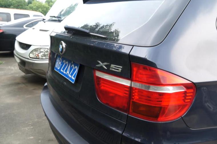 【第一次拍卖】浙b22a22小型越野客车厂牌为宝马wbafe810