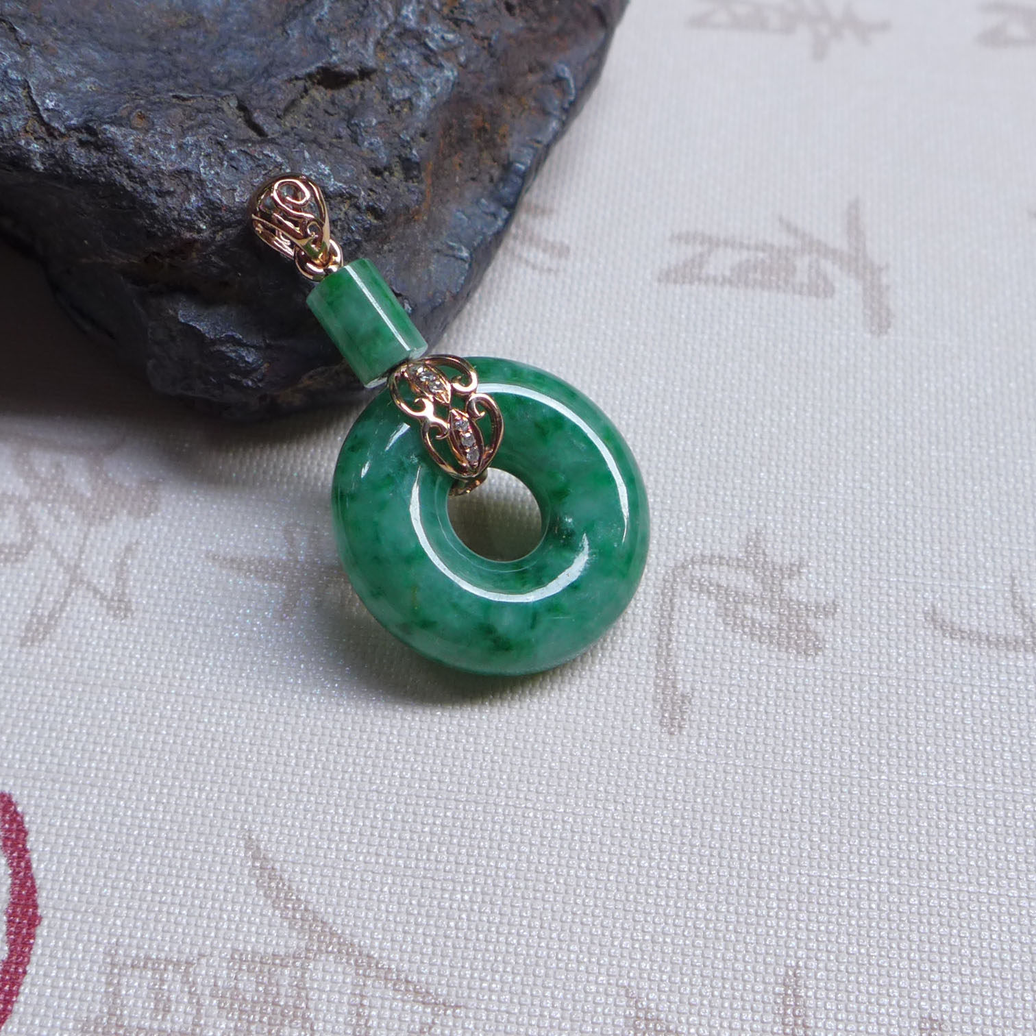 18k 金镶钻冰糯种满绿翡翠平安环吊坠 5.47克