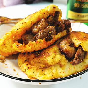 东北烧烤饼夹串孜然烤饼牛肉串佳木斯特色手工烧烤肉夹馍下酒菜