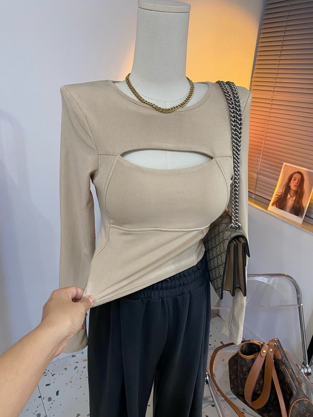 胸前镂空打底衫