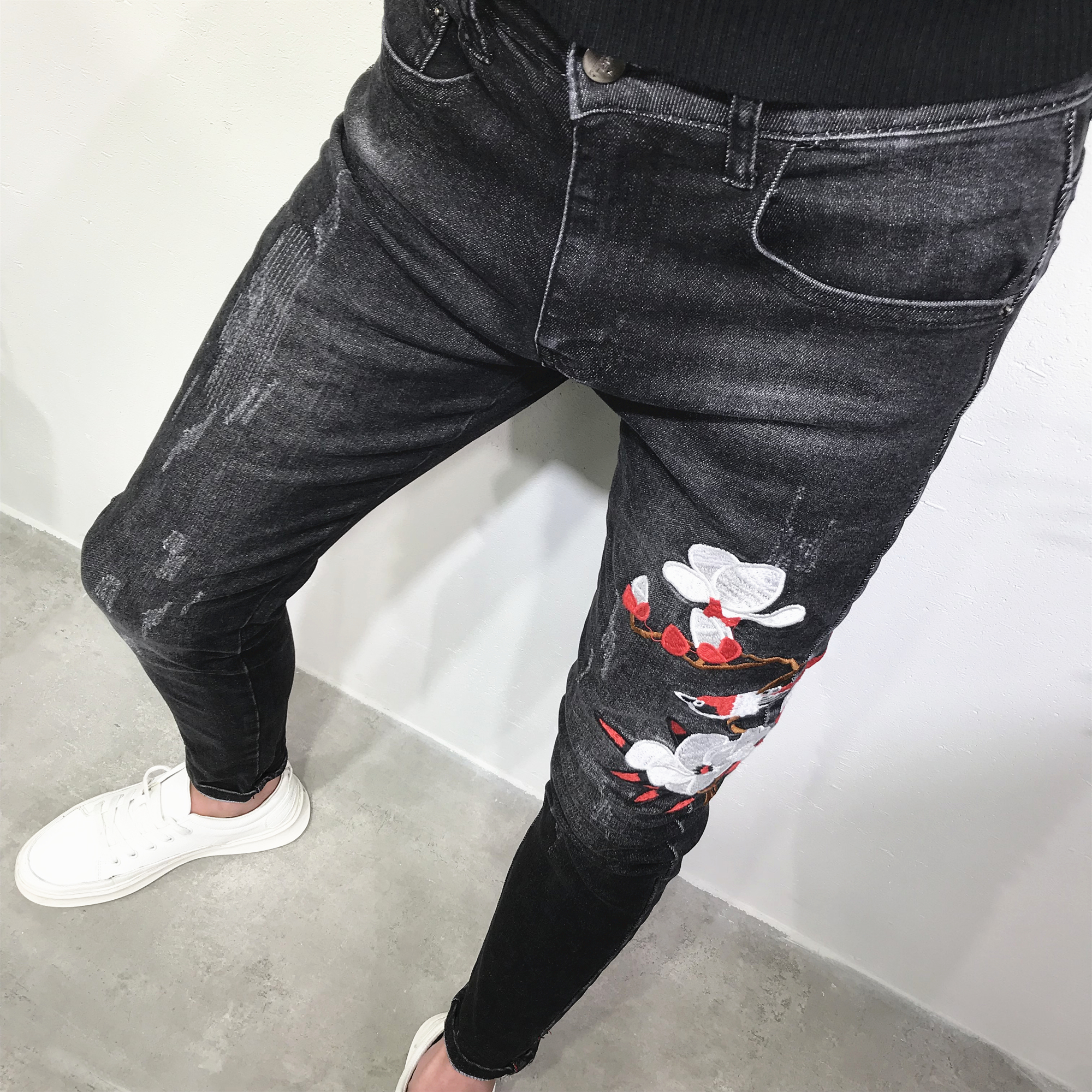 ins刺绣花鸟图案黑微跨牛仔裤男