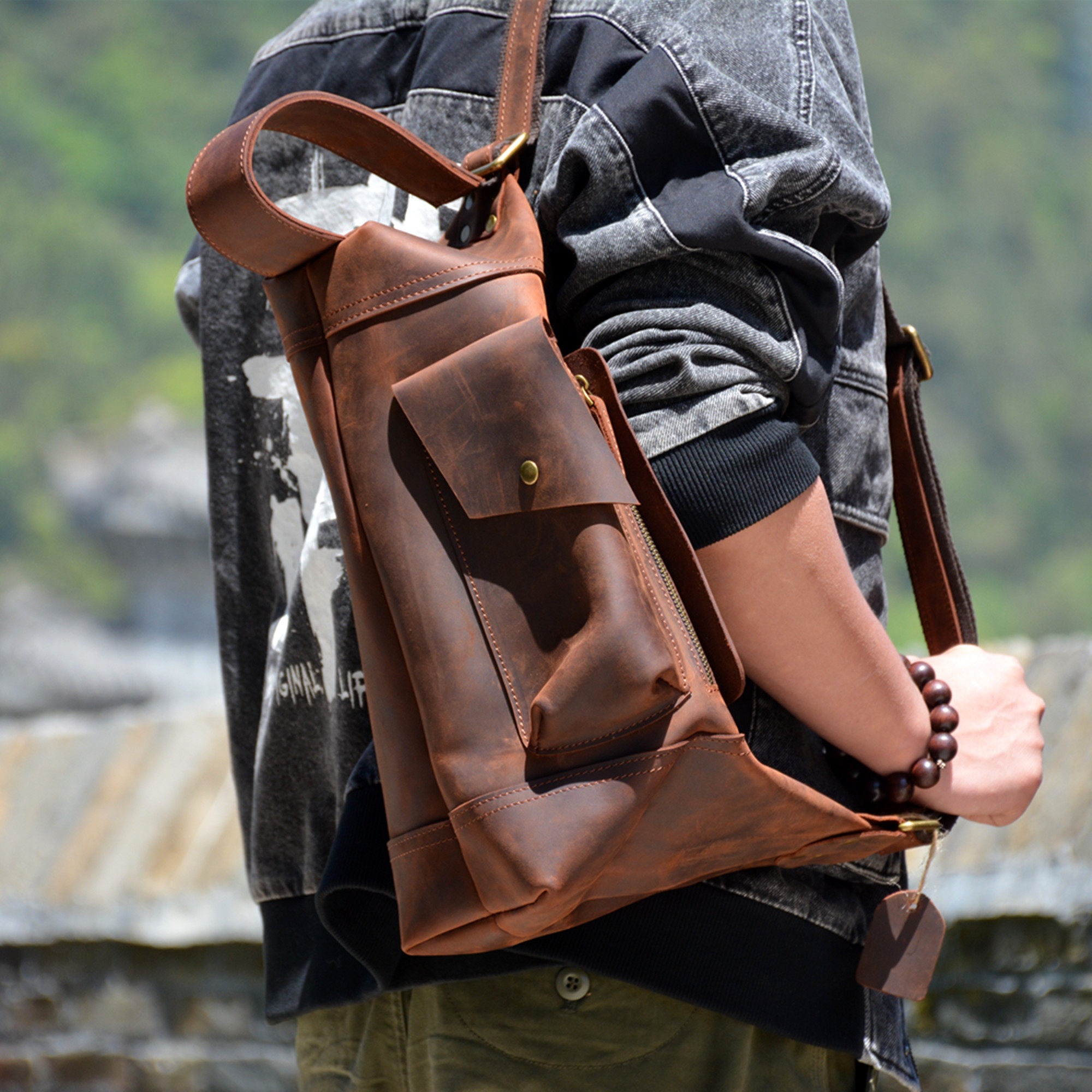 原创新款疯马皮男士胸包大容量背包复古单肩挎包真皮男包登山包男