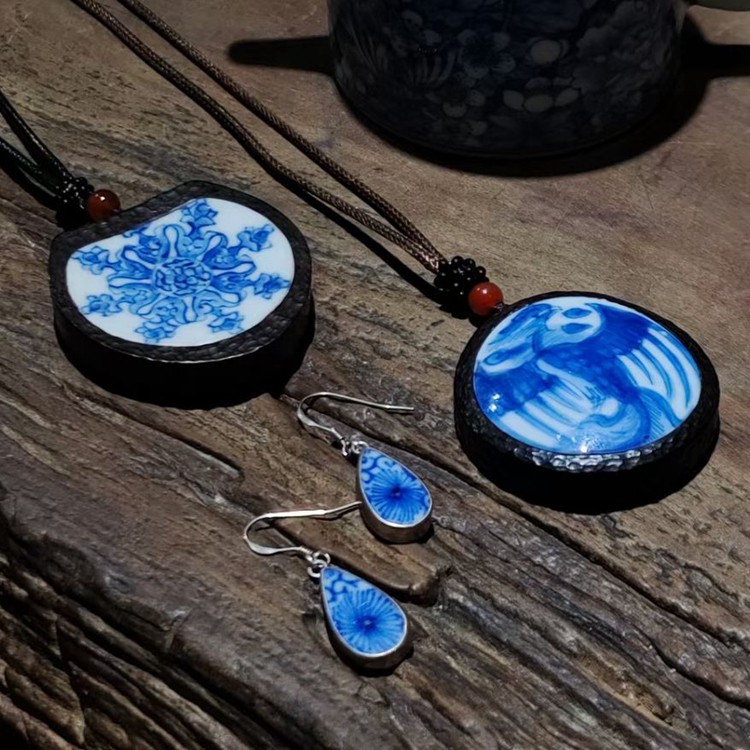 古风红木镶青花瓷吊坠青花粉彩单色釉古瓷片 银镶首饰戒指