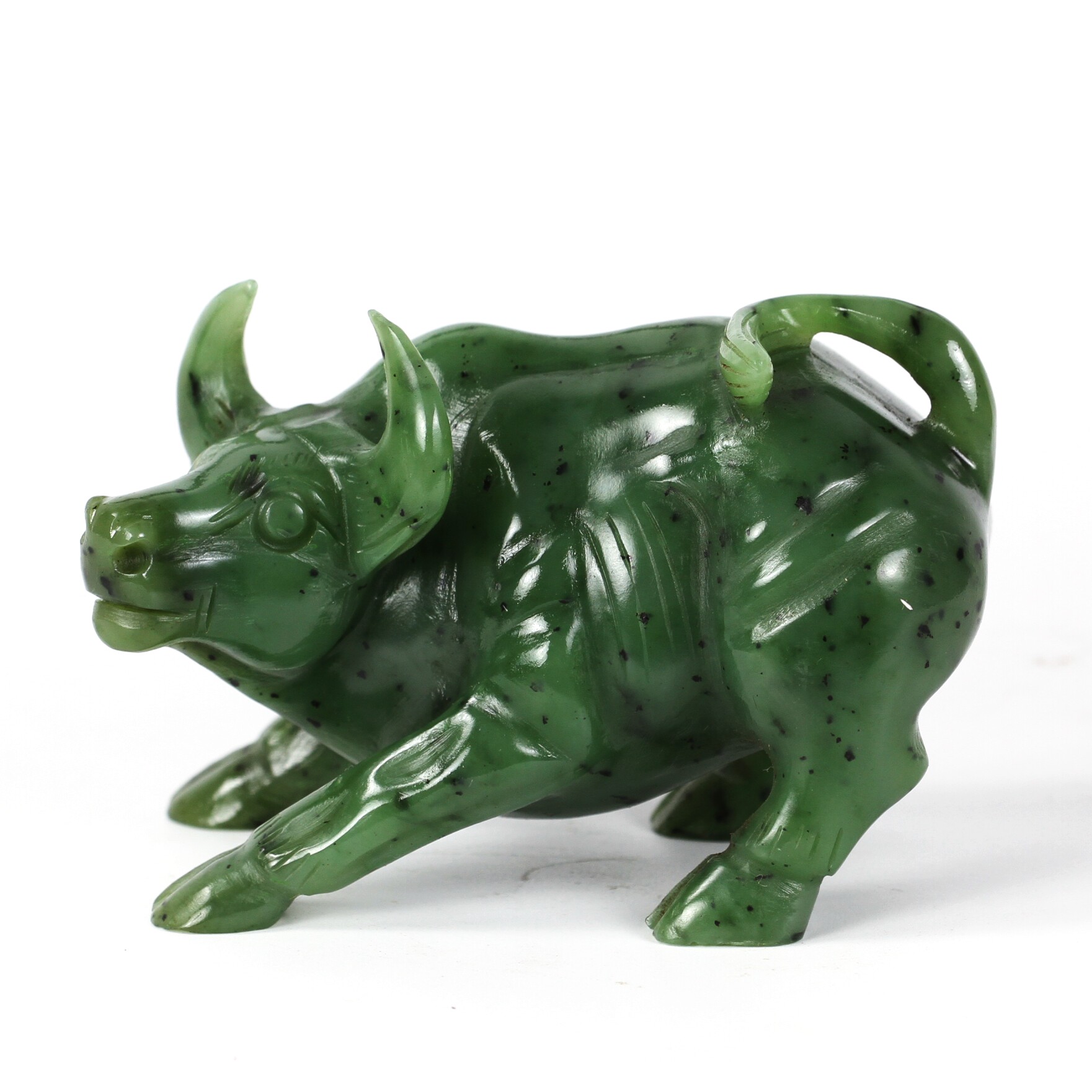 和田玉碧玉摆件 牛气冲天 682克