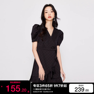 t区绫致ONLY2024春夏新款时尚显瘦暗纹V领泡泡袖短款连衣裙女