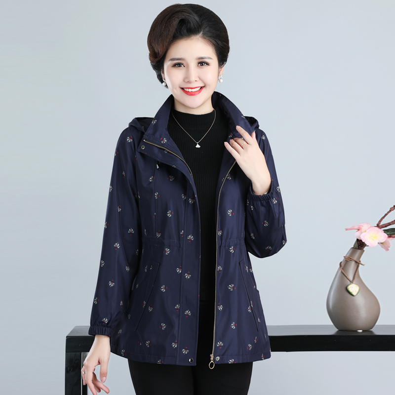 洋气中老年春秋外套女妈妈装夹克春装短款上衣连帽潮妈褂子加大码