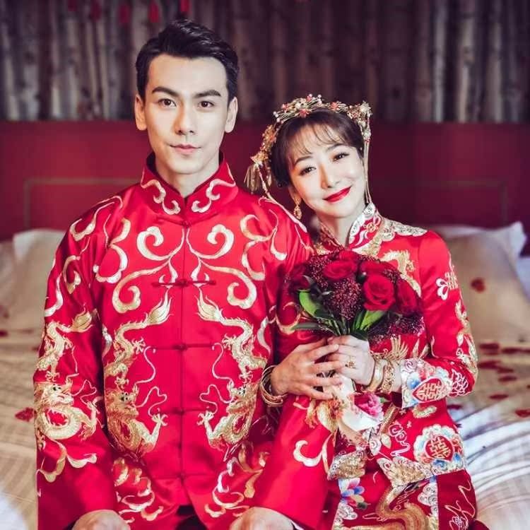 修身秀禾服龙凤褂嫁衣同款新娘中式婚纱新款陈紫函敬酒服旗袍女|msdalam kategori Butik wanita / wanita, perkahwinan/Cheongsam/pakaian, perkahwinan - dari Buy2taobao.com untuk memberikan perkhidmatan ejen Taobao profesional membeli
