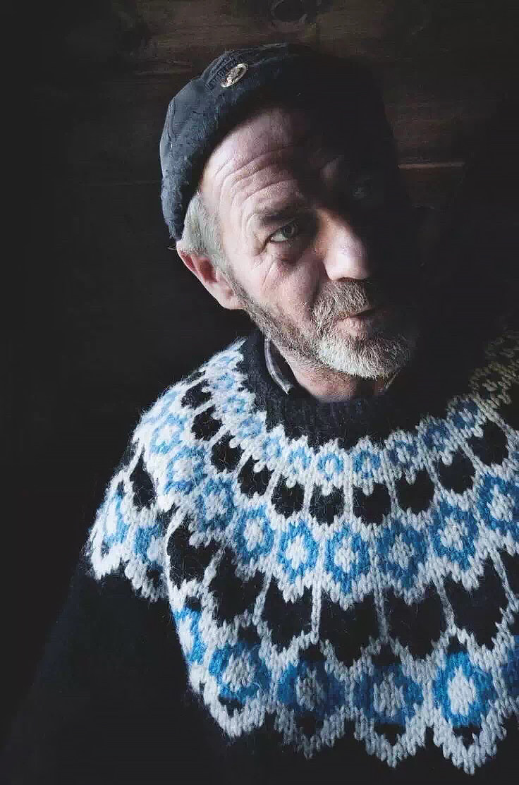 热销情侣毛衣 宽松 短款_手工冰岛毛衣老头黑色宽松情侣北欧复古费尔