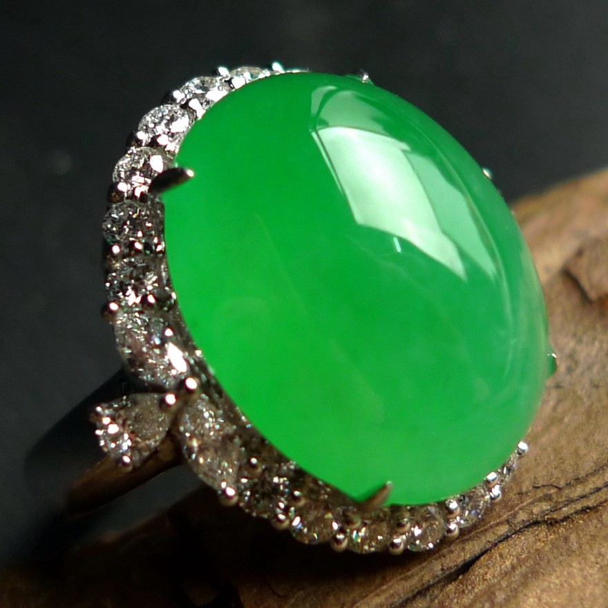 18k金伴钻镶冰种阳绿缅甸a货翡翠大蛋面戒指 9.78g